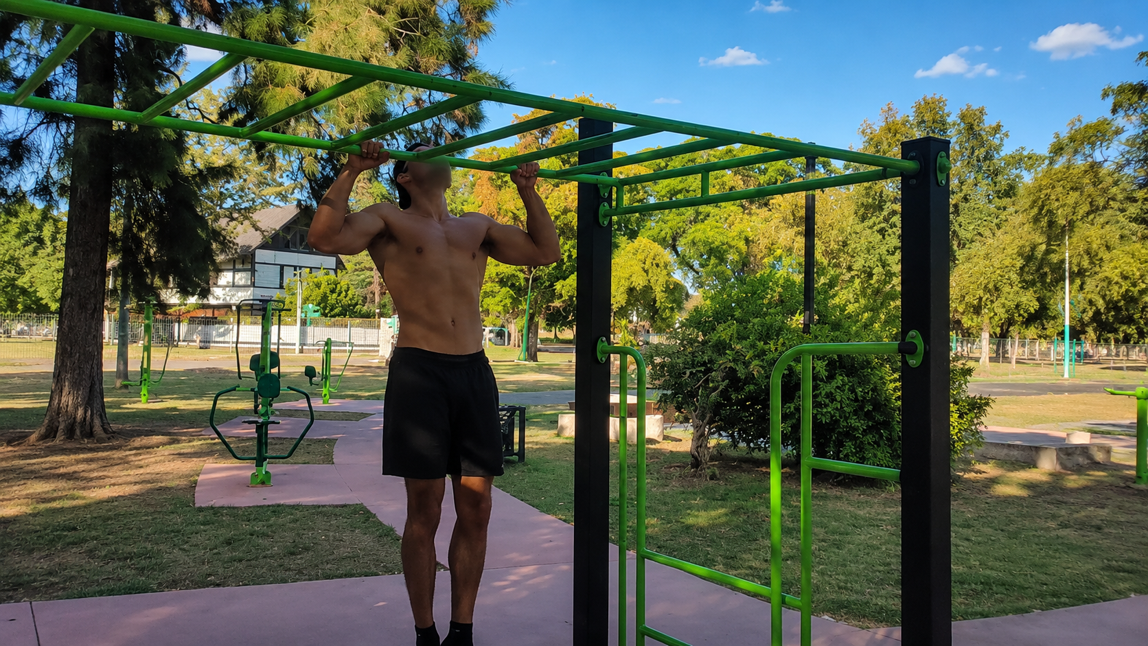 Jóvenes entrenando en circuito de calistenia Komik Uruguay